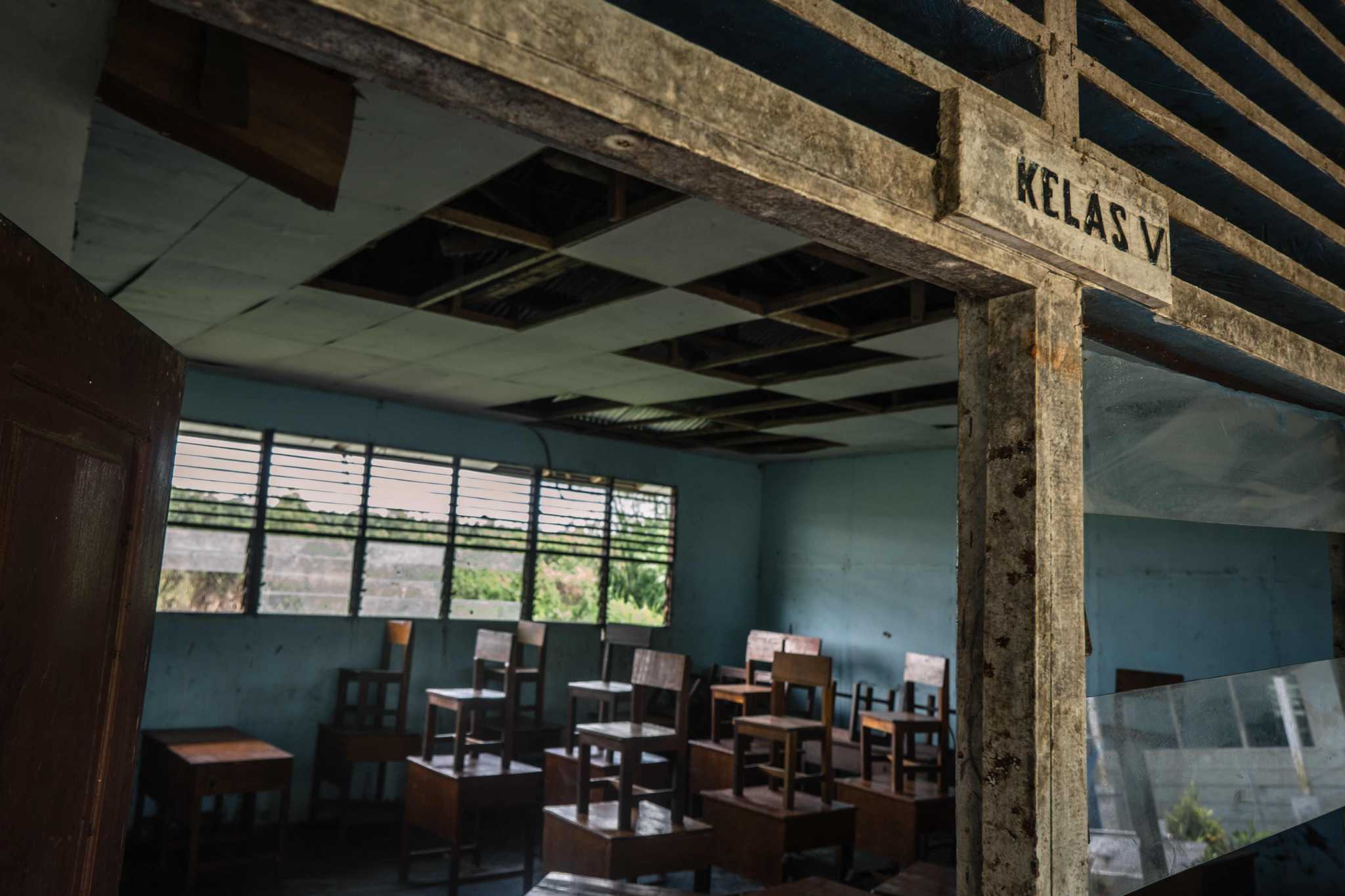 Satu-satunya gedung sekolah di Zanegi rusak parah. Sekolah sering libur karena guru jarang ada di kampung dan murid ikut orang tua mereka ke bevak untuk membantu mengumpulkan kayu leles. 