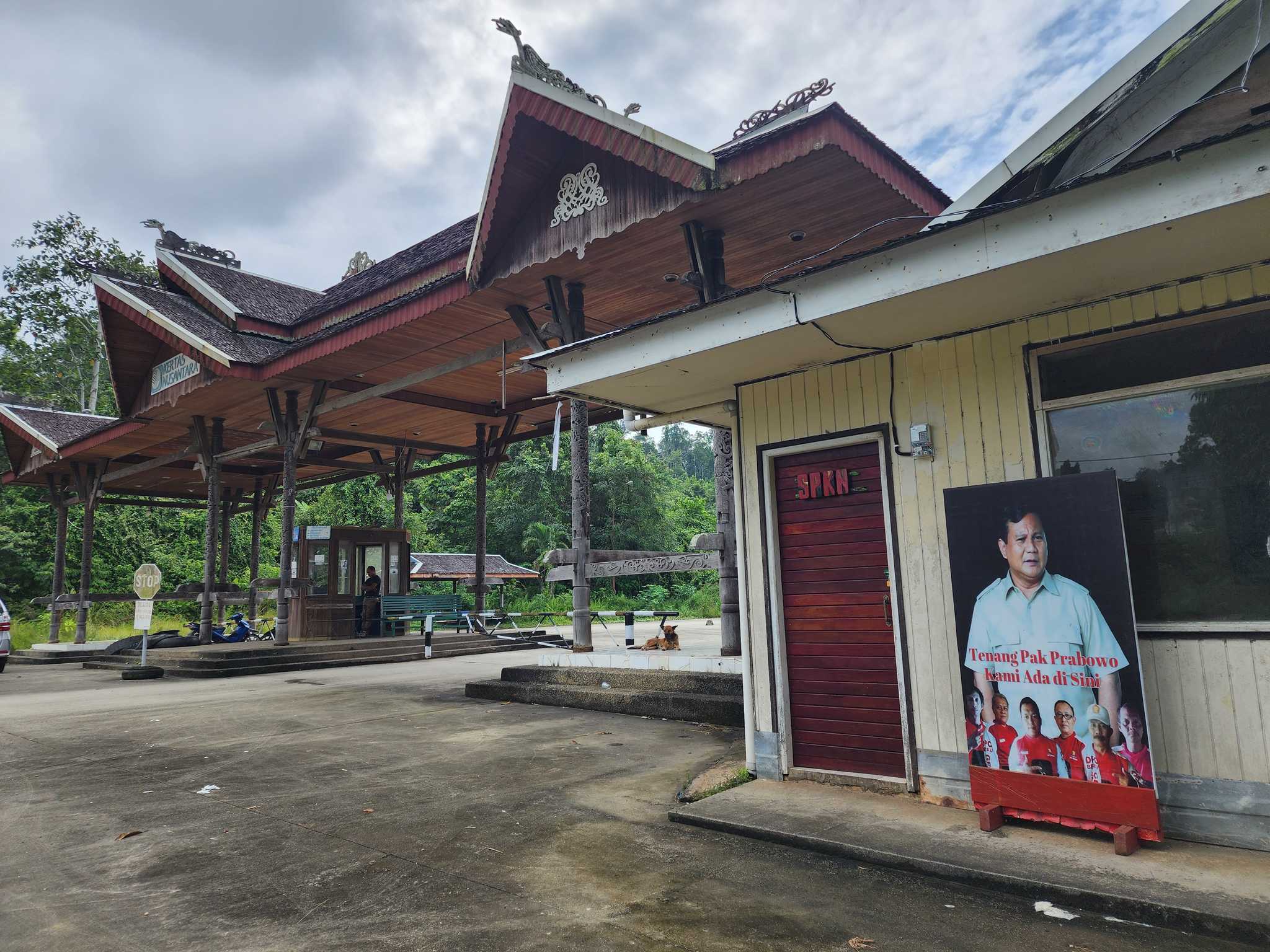 Banner bergambar Prabowo Subianto yang dipasang di depan kantor Serikat Pekerja Kertas Nusantara (SPKN) di Berau, Kalimantan Timur.