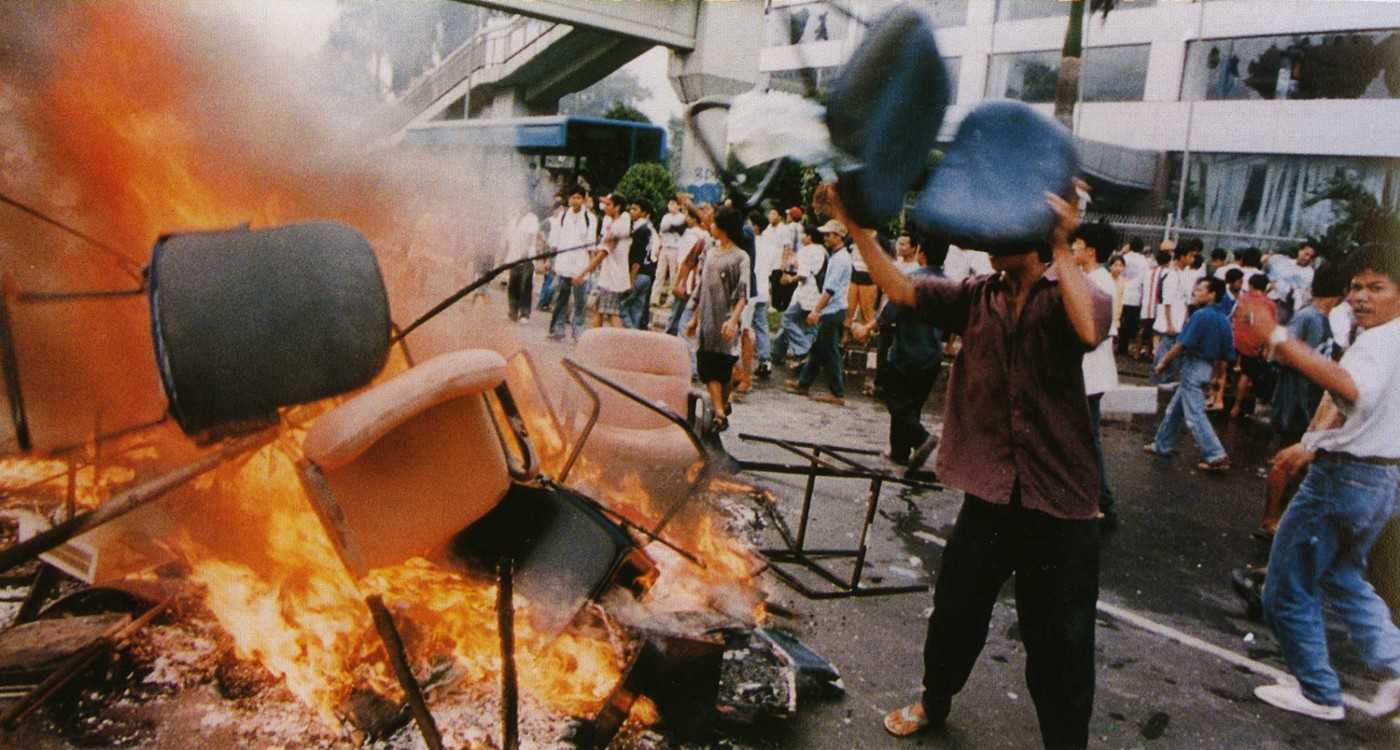 Ratusan orang meninggal dalam kerusuhan yang terjadi di Jakarta pada Mei 1998. Foto: CamRon/Wikimedia Commons