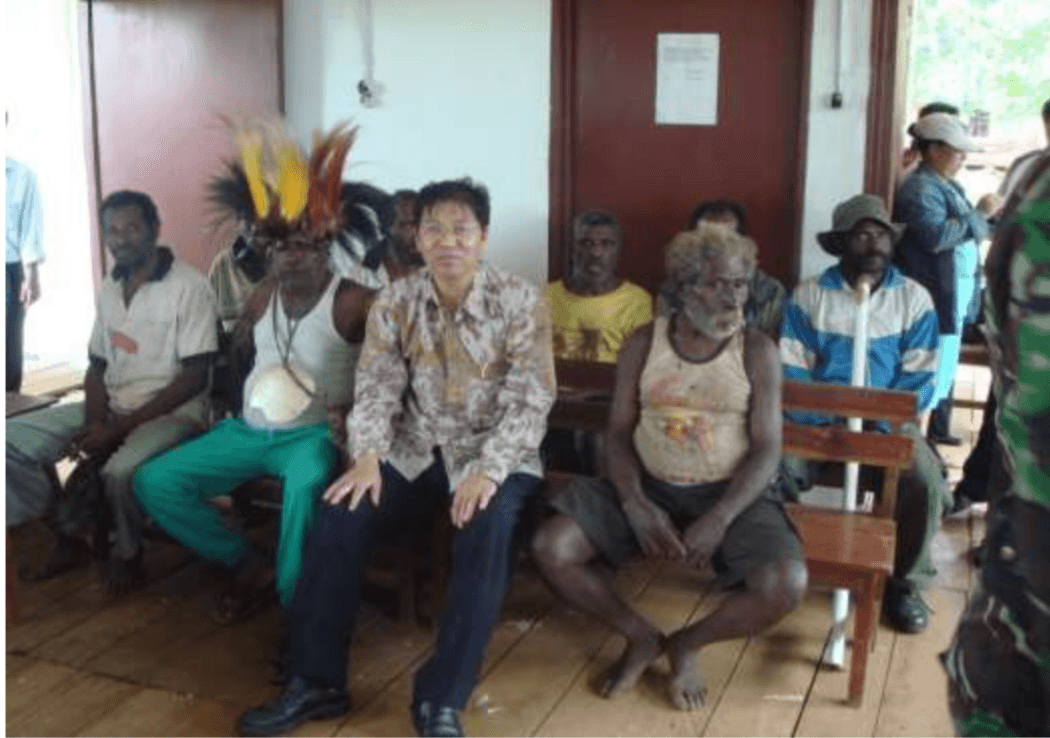 Kim Nam Ku bersama penduduk asli Papua di Merauke.