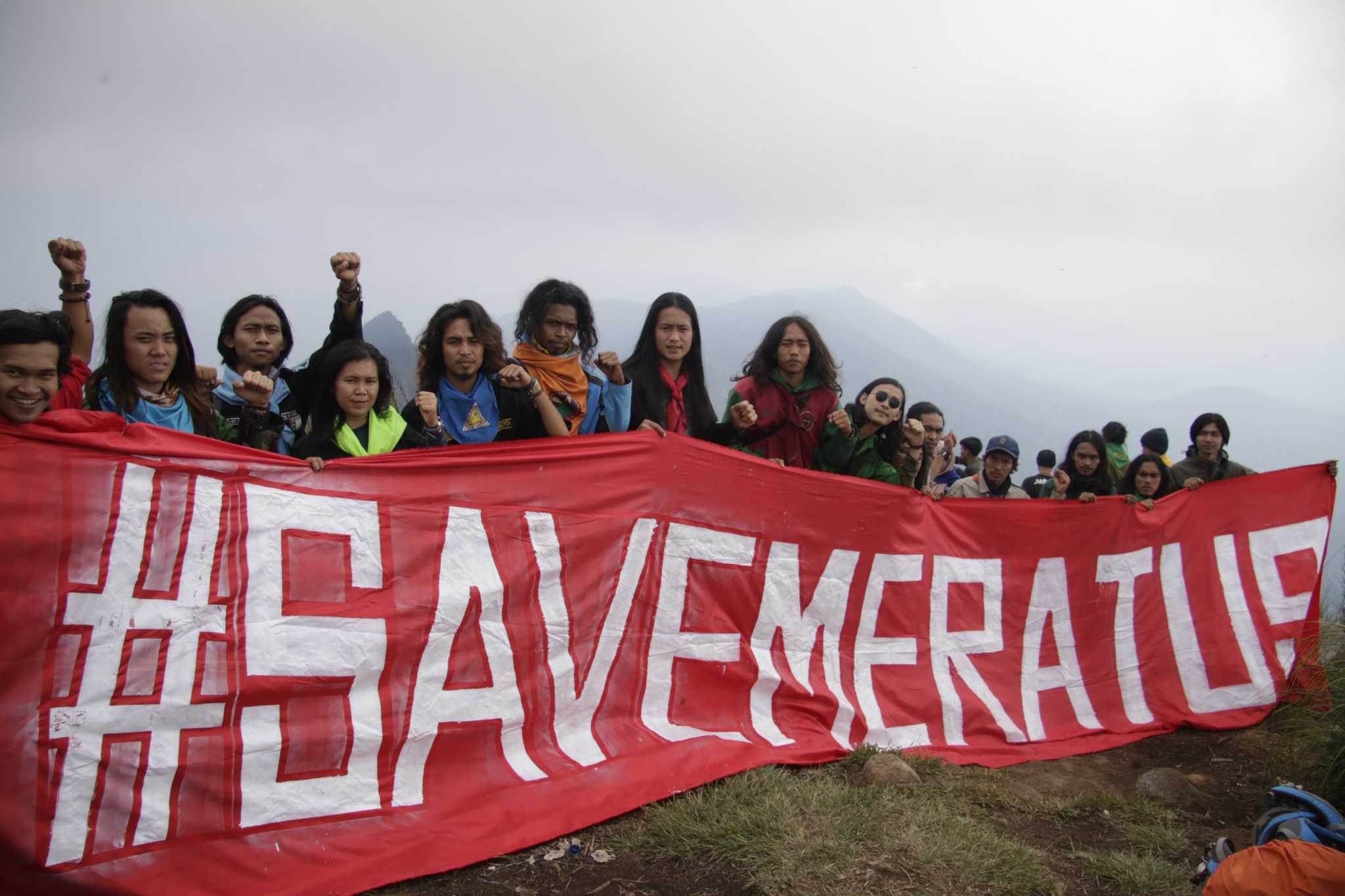 Sekelompok aktivis membentangkan spanduk “Save Meratus” di Pegunungan Meratus, Kabupaten Hulu Sungai Tengah, pada Oktober 2019. Foto oleh Walhi Kalsel. 