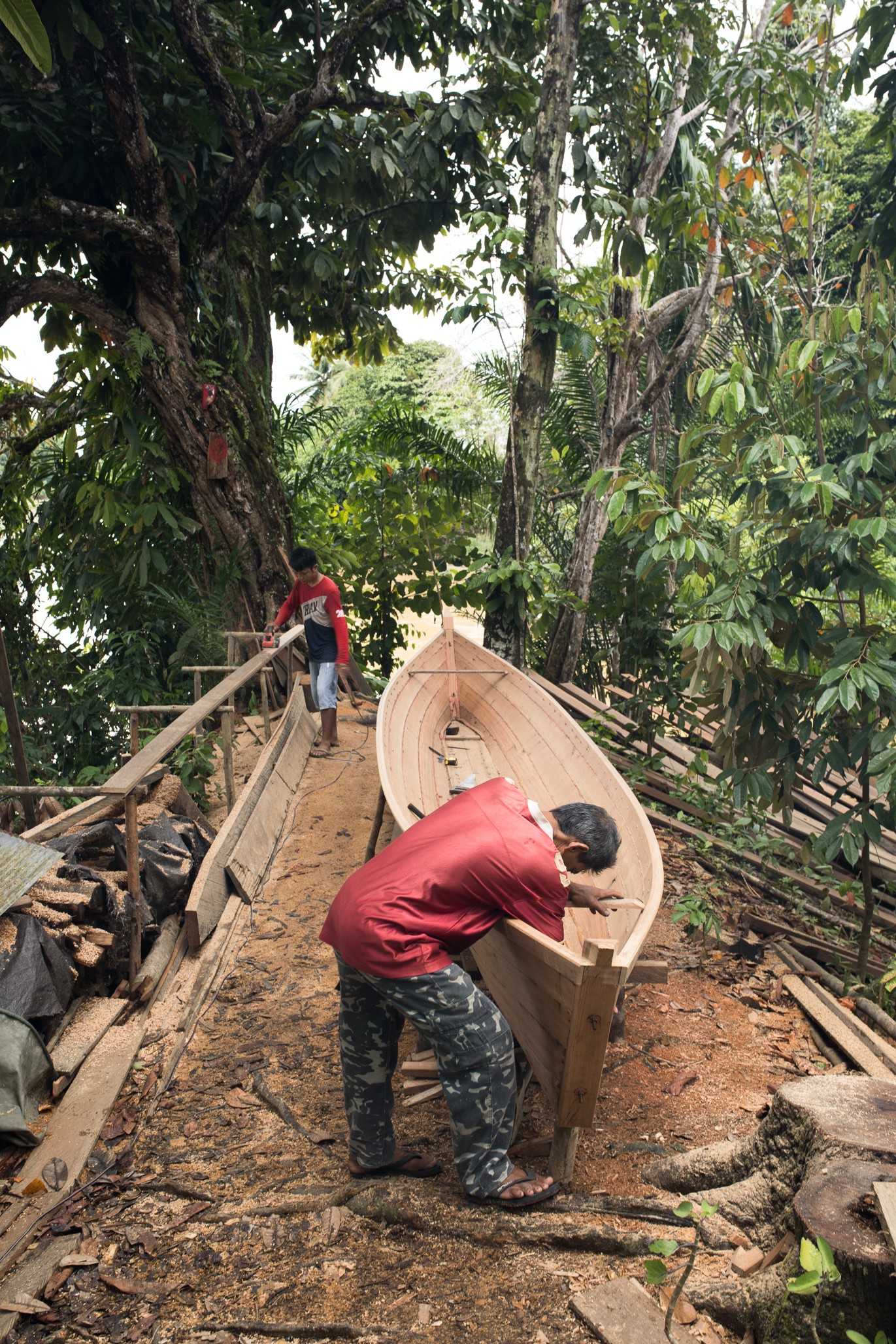 Photo of villagers building a boat in Gunung Mas, 2017