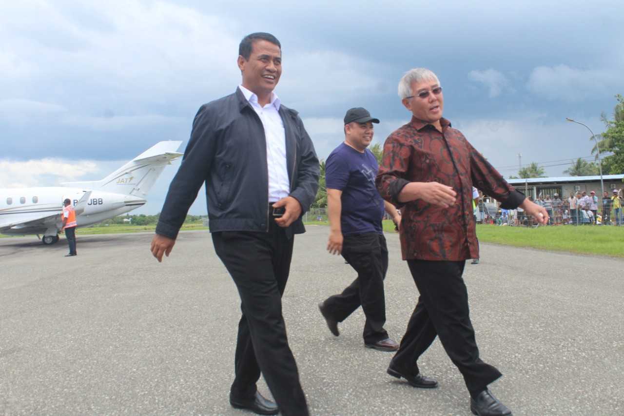 Amran Sulaiman (kiri) tiba di bandara di Dobo bersama Bupati Johan Gonga (paling kanan), dan Haji Isam (kedua dari kanan).