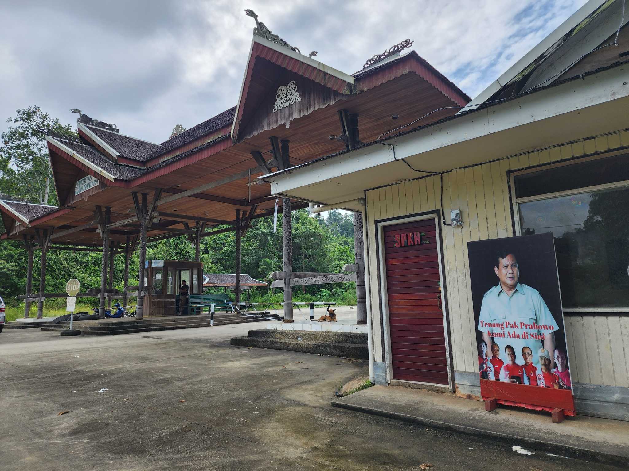 A banner featuring Prabowo Subianto displayed in front of the Kertas Nusantara Workers’ Union (SPKN) office in Berau, East Kalimantan. 