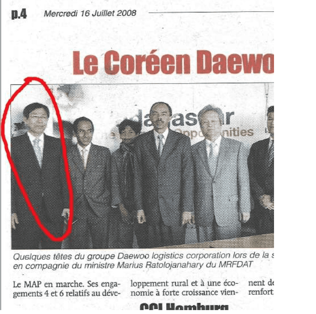 Foto Kim Nam Ku pada koran Madagaskar yang bernama Le Quotidien edisi Juli 2008. Ia tampil bersama Menteri Marius Ratolojanahary (keempat dari kiri) dan CEO Daewoo Logistics Ahn Yong Nam (kelima dari kiri).