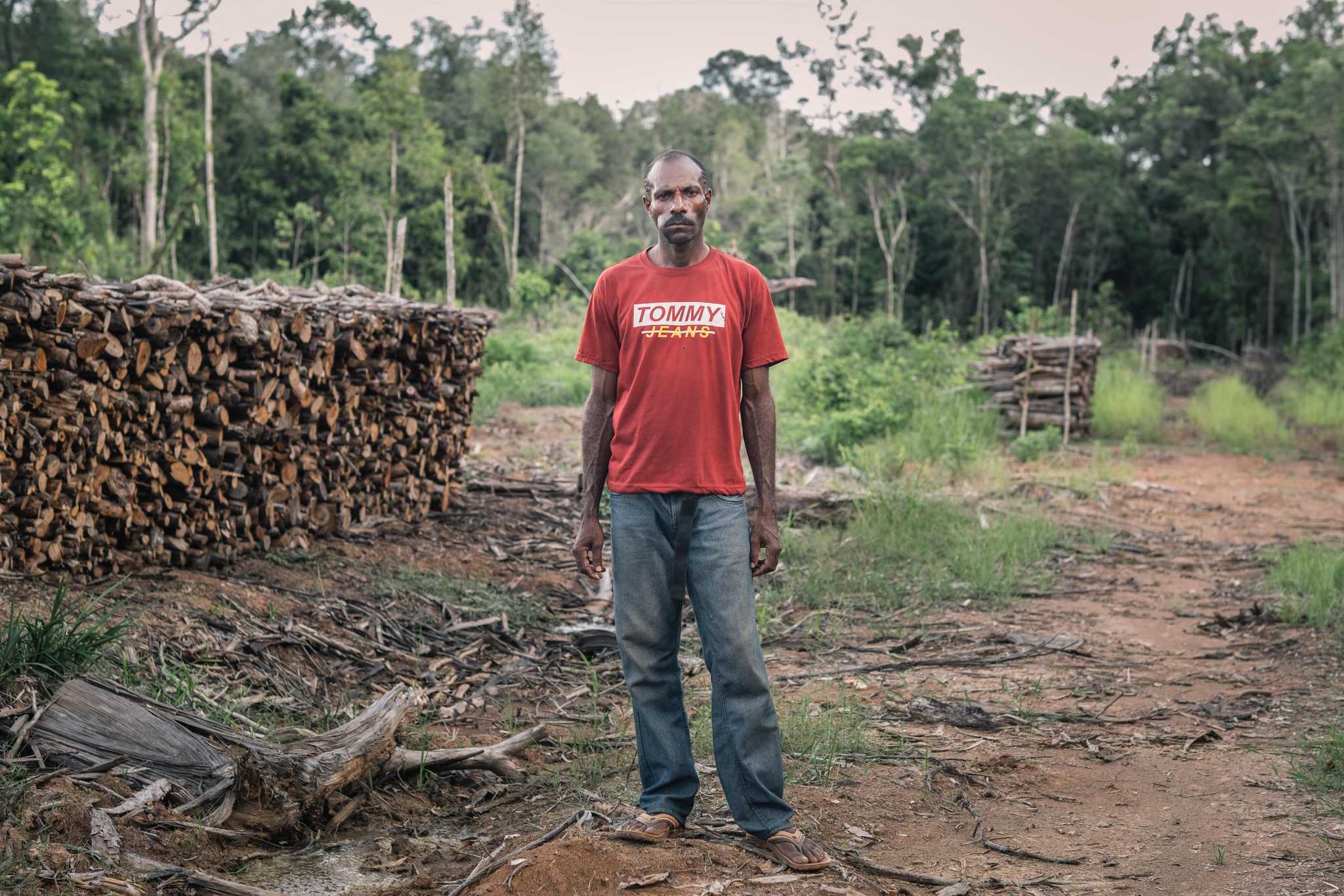 Felix Balagaize works as a leles contractor. Medco pays him 85,000 rupiah for each cubic metre of wood gathered. He organises villagers to undertake the work and pays them, in turn, 70,000 rupiah for each cubic metre. Felix also provides staple food in advance, deducting the costs from his payments to villagers.