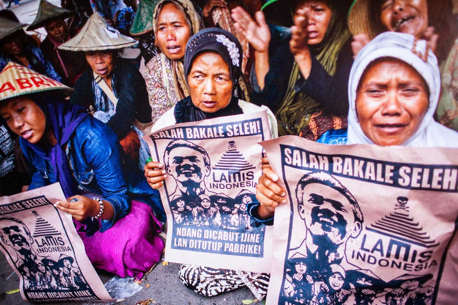 People from North Kendeng demonstrate outside the presidential palace in Jakarta, with their feet set in cement.