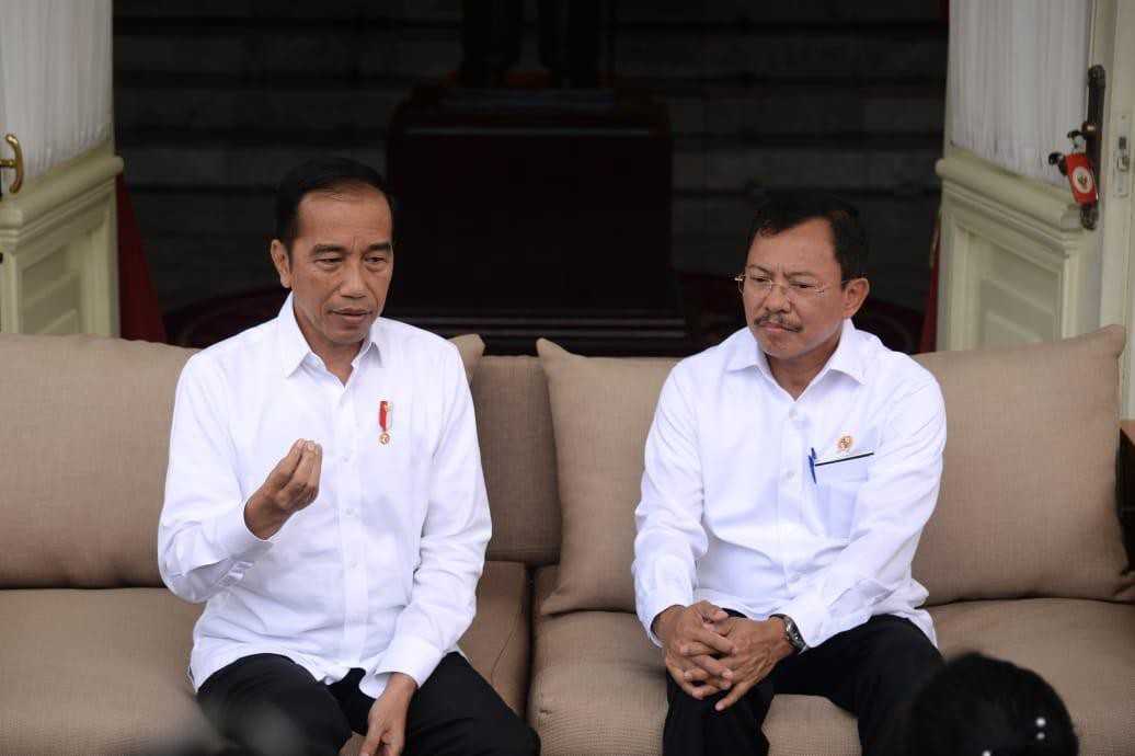 Presiden Joko Widodo, bersama Menteri Kesehatan saat itu, mengumumkan kasus COVID-19 pertama di Indonesia pada Maret 2020. 